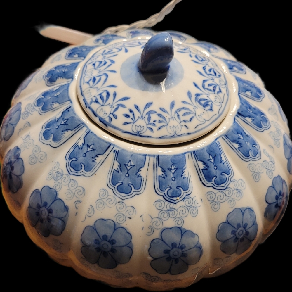 Vintage Porcelain Asian Spice Jar blue & white pumpkin shaped jar with lid Xl